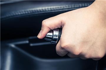 Der Fahrer hatte beim Aussteigen vergessen die Handbremse anzuziehen.