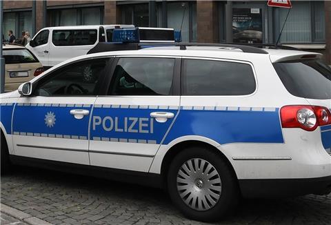Ein Polizeiwagen steht auf der Straße. 