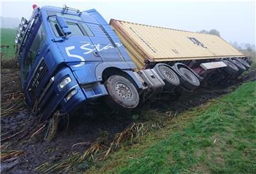 Ein LKW liegt im Straßengraben
