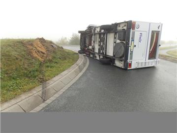 Der Fahrer verlor bei regennasser Fahrbahn die Kontrolle über sein Wohnmobil.