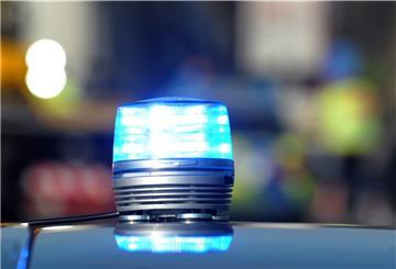 Polizei-Blaulicht auf Autodach.