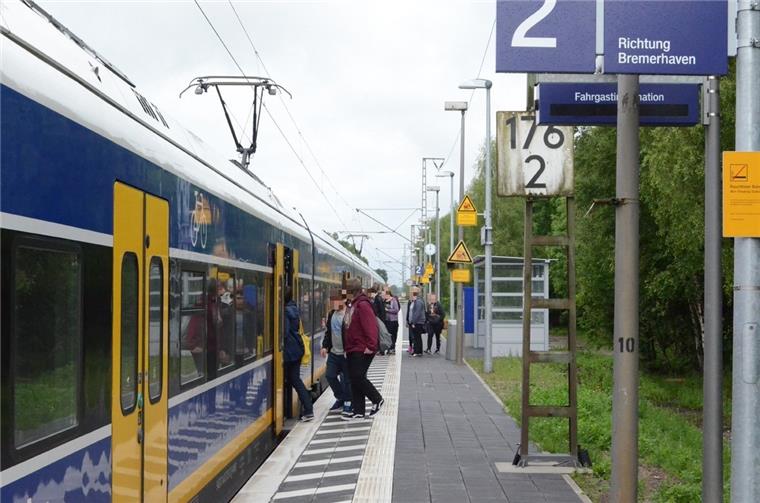 Der Fahrkartenautomat auf dem Loxstedter Bahnhof hat gefehlt, weil er im Juli gesprengt wurde. Jetzt ist er ersetzt worden.