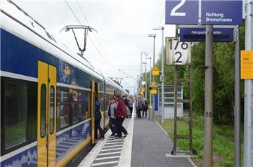 Der Fahrkartenautomat auf dem Loxstedter Bahnhof hat gefehlt, weil er im Juli gesprengt wurde. Jetzt ist er ersetzt worden.