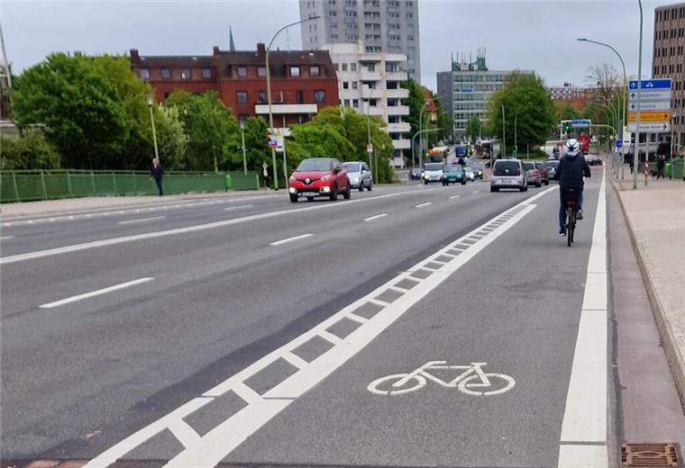 Bremerhaven: Fahrradfahrer erhalten eigene Fahrspur auf der Kennedybrücke Fahrradstreifen auf der Kennedy-Brücke