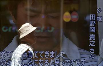 Der Fall hat Japan bewegt: Auf einer Videowand (Hintergrund) ist der Vater des über Tage vermissten Kindes zu sehen.