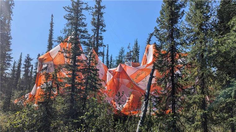 Mission „Sunrise III“: Datenspeicher in Kanada geborgen Der Fallschirm des Observatoriums „Sunrise III“ hängt nach der Landung zwischen den Bäumen in der Wildnis.