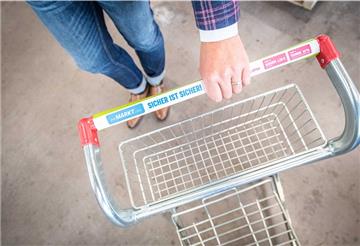 Der faltbare Griffstangenschutz kann in der Größe angepasst werden und passt damit auf alle Arten von Einkaufswagen oder -körben.