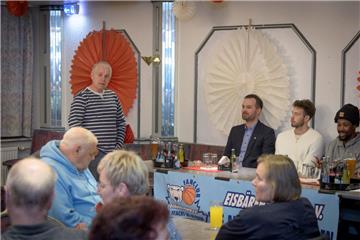 Der Fanclub-Vorsitzende Heiko Goltermann (links) begrüßte Geschäftsführer Nils Ruttmann und die Profis Sid-Marlon Theis und Rohndell Goodwin beim Fantalk im Sparta-Vereinsheim. 