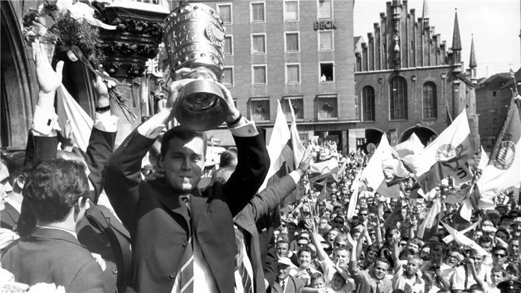 Der FC Bayern München feiert den Gewinn des DFB-Pokals auf dem Marienplatz: Franz Beckenbauer mit dem Pokal.