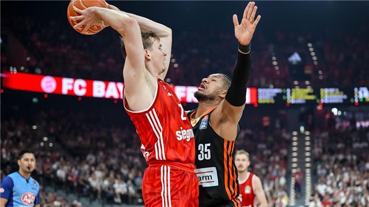 Der FC Bayern München um Justus Hollatz (l) und Ratiopharm Ulm mit Karim Jallow lieferten sich eine packende dritte Final-Partie.