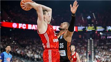 Der FC Bayern München um Justus Hollatz (l) und Ratiopharm Ulm mit Karim Jallow lieferten sich eine packende dritte Final-Partie.