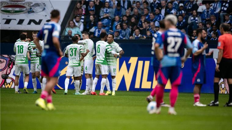 Schalke bleibt sieglos: 3:4 gegen Greuther Fürth Der FC Schalke 04 musste gegen die SpVgg Greuther Fürth die nächste Niederlage hinnehmen.