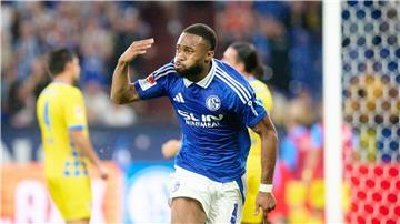 Der FC Schalke 04 um Moussa Sylla hat zum Auftakt der 2. Bundesliga gegen Eintracht Braunschweig gewonnen.