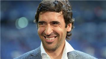 Der FC Schalke 04 will Raúl angeblich als Trainer verpflichten.