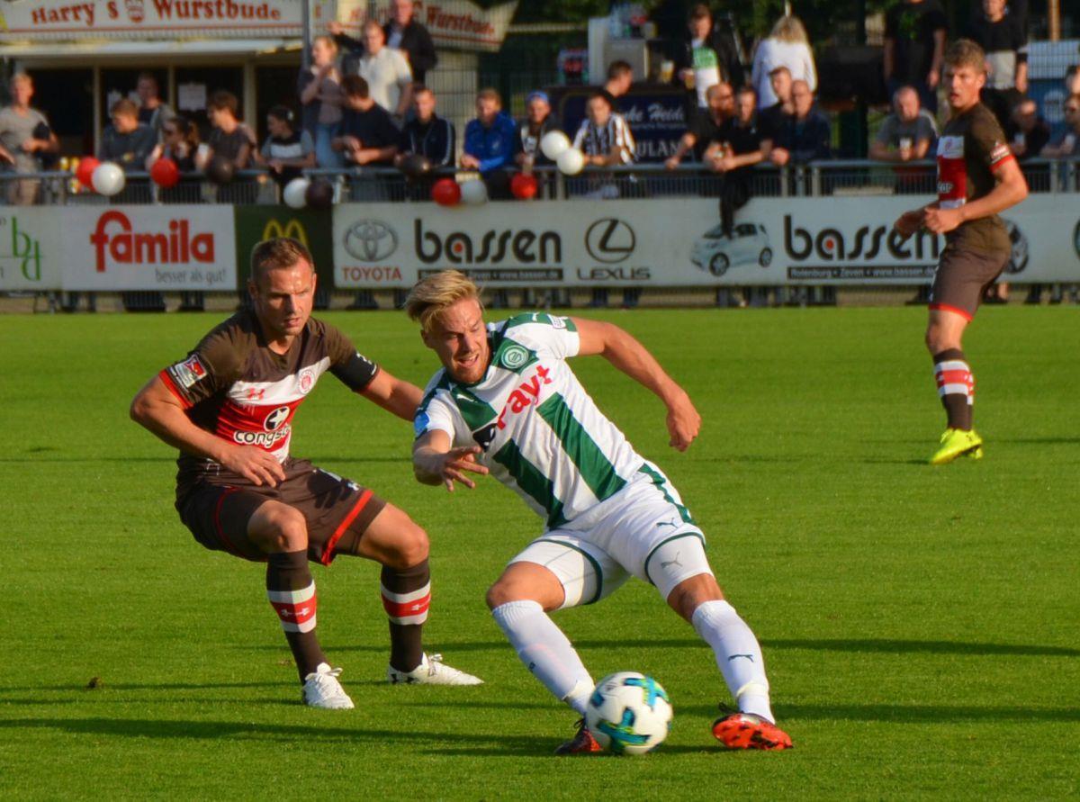 Der FC St. Pauli - hier mit Bernd Nehrig (links) - feierte am Freitagabend beim Testspiel in Rotenburg (Wümme) einen 3:0-Erfolg über den niederländischen Ehrendivisionär FC Groningen.