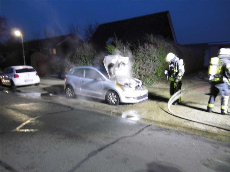 Selsingen: Polo brennt, Feuerwehr löscht Der Feuerwehr gelang es schnell, den Brand unter der Motorhaube des Polo zu löschen.