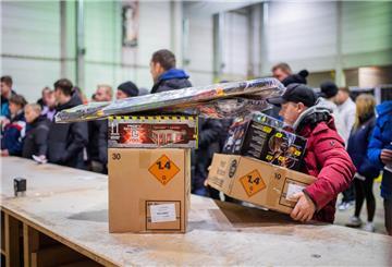 Der Feuerwerksverkauf beim Bremerhavener Hersteller Comet läuft überragend. Mit so einem Andrang hätte wohl niemand gerechnet.