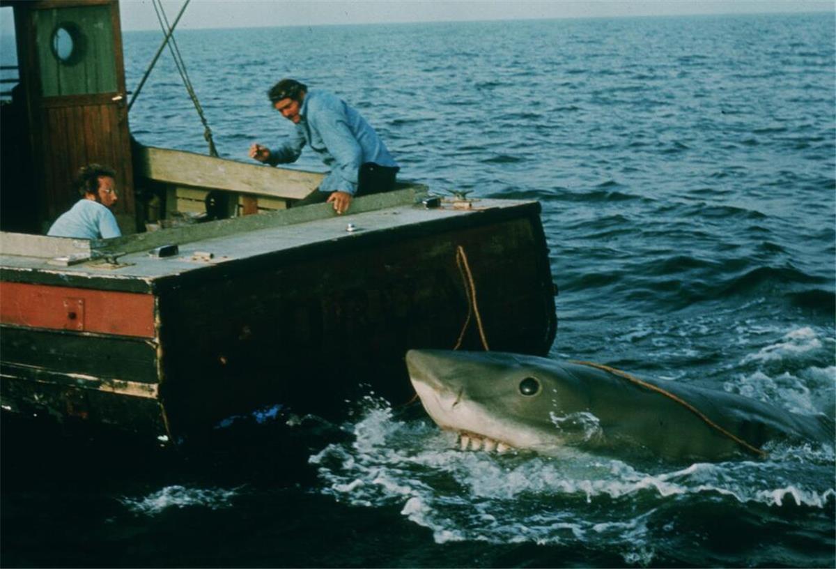 Von Nordsee bis Bodensee: „Der weiße Hai“ wieder im Kino Der Film gilt als Geburtsstunde des Sommer-Blockbusters. Hier zu sehen Richard Dreyfuss (l) als Meeresbiologe und Robert Shaw (r) als Haifänger Quint.