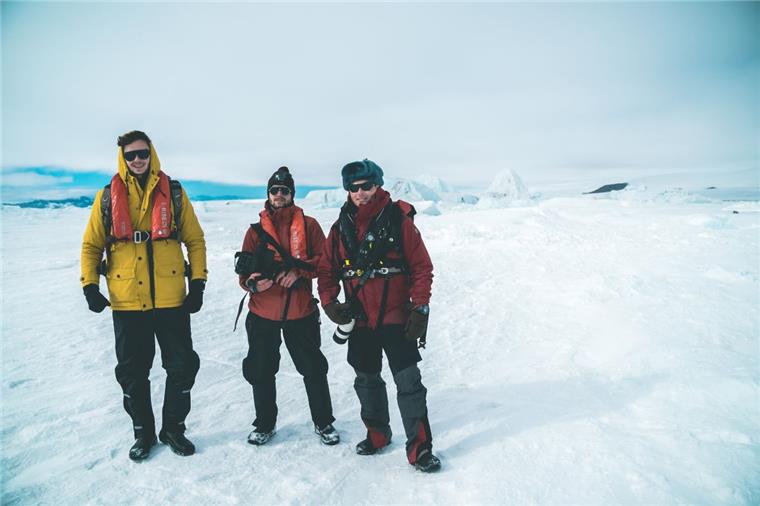 Der Film „Projekt: Antarktis“ wird nun auch in Österreich zu sehen sein. Die drei Bremerhavener (von links): Tim David Müller-Zitzke, Dennis Vogt und Michael Ginzburg reisen mit.