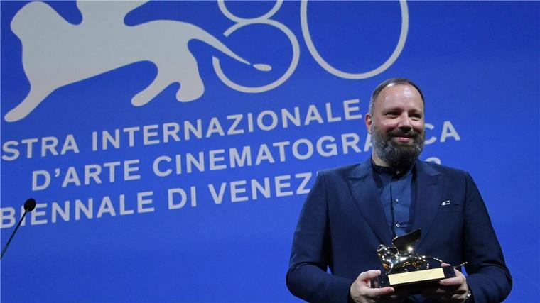 Goldener Löwe für „Poor Things“ von Giorgos Lanthimos Der Filmregisseur aus Griechenland mit dem Goldenen Löwen für den besten Film „Poor Things“: Giorgos Lanthimos.