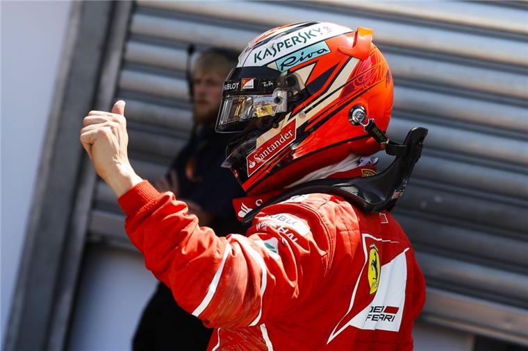 Der Finne Kimi Räikkönen vom Team Scuderia Ferrari freut sich über die Pole Position. 
