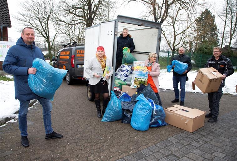 Der Fischereihafen Business Club hatte vorige Woche nach einem Aufruf des Vorsitzenden Timo Hilgeland rund eine halbe Tonne gebrauchte Kleidung und drei Paletten Croissants gesammelt und an die Bremerhavener Tafel gespendet.