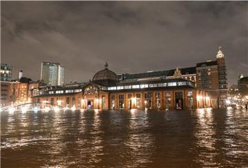 Der Fischmarkt mit der Fischauktionshalle steht am frühen Morgen während des Hochwassers der Elbe unter Wasser. 