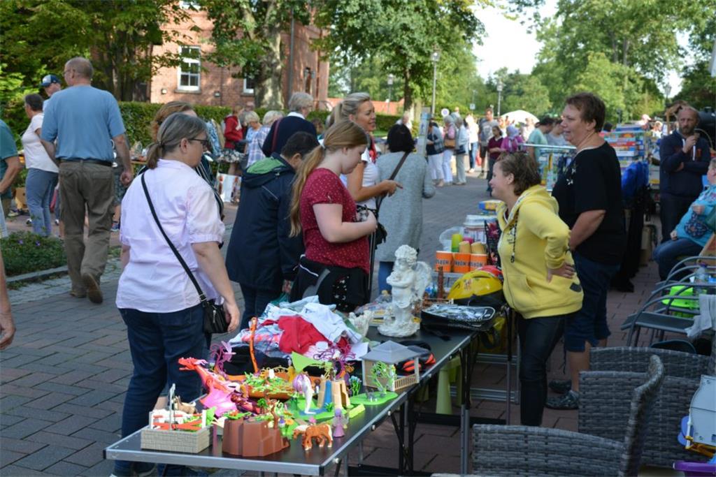 Der Flohmarkt in der Amtsstraße lockte zahlreiche Schnäppchenjäger in den Ort. F...