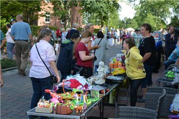 Der Flohmarkt in der Amtsstraße lockte zahlreiche Schnäppchenjäger in den Ort. F...