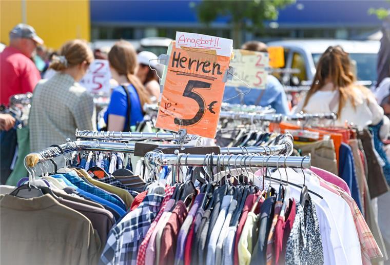 Schnäppchenjäger stehen in den Startlöchern: Sonntag ist Flohmarkt-Auftakt Ein Kleiderständer steht auf einem Flohmarkt. Der Flohmaxx in Bremerhaven startet wieder.