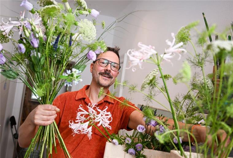 Der Florist Nicolaus Peters bindet einen Blumenstrauß. Er nimmt für Deutschland vom 7. bis 9. September am World Cup der Floristinnen und Floristen in Manchester teil.