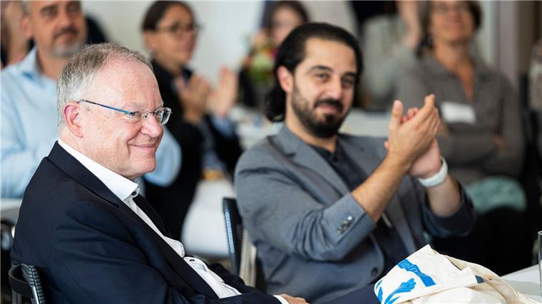 Der Flüchtlingsrat ist Weil zufolge eine „notwendige Stimme“ in der niedersächsischen Diskussion über Migration, Zuwanderung und Integration. 