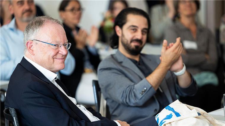 Der Flüchtlingsrat ist Weil zufolge eine „notwendige Stimme“ in der niedersächsischen Diskussion über Migration, Zuwanderung und Integration.