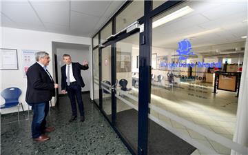 Der Flur soll zum Wartebereich des Bürgerbüros Nord werden. Stellvertretender Amtsleiter Thomas Herbrig (rechts) erklärt Oberbürgermeister Melf Grantz (SPD) die geplanten Umbaumaßnahmen.