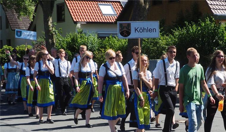 Der folgende Festumzug durch Sievern mit allen Landjugendlichen, begleitet vom Surheider Spielmannszug, bildete den Abschluss der drei fröhlichen Tage. Foto Stehn