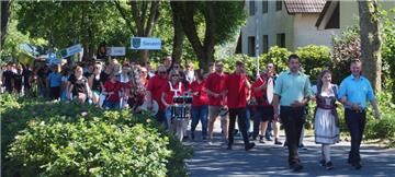 Der folgende Festumzug durch Sievern mit allen Landjugendlichen, begleitet vom S...