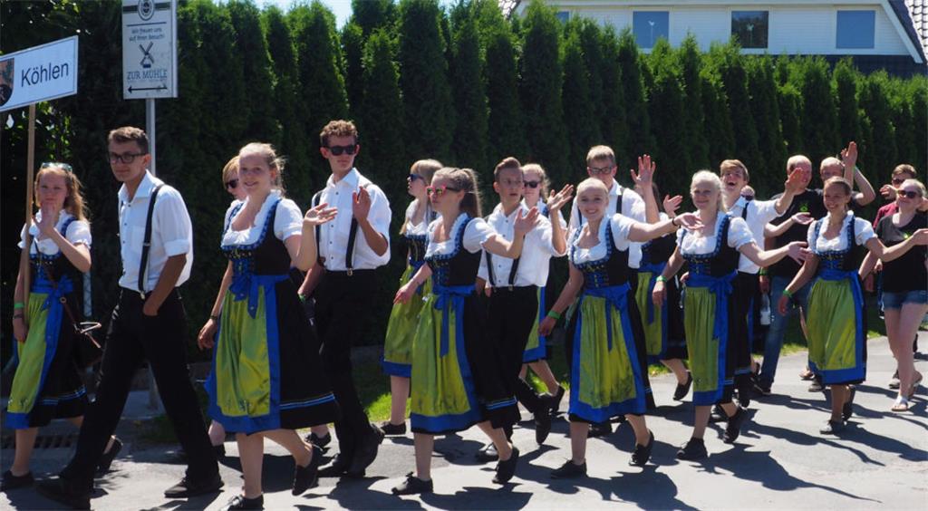 Der folgende Festumzug durch Sievern mit allen Landjugendlichen, begleitet vom S...