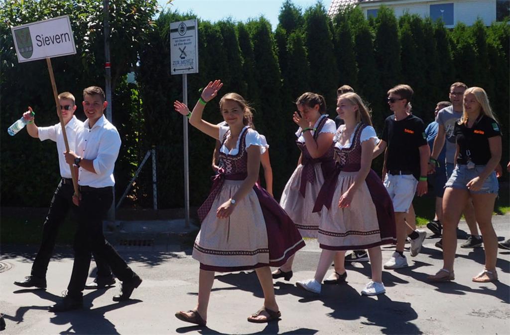 Der folgende Festumzug durch Sievern mit allen Landjugendlichen, begleitet vom S...