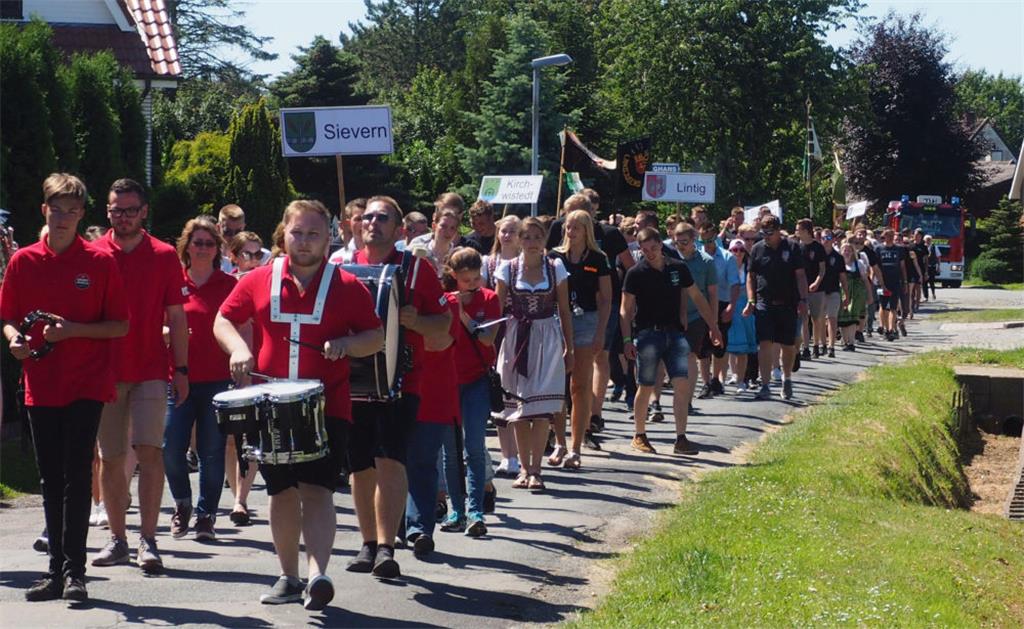 Der folgende Festumzug durch Sievern mit allen Landjugendlichen, begleitet vom S...