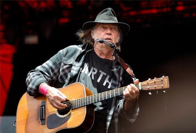 Neil Young besorgt über Wiedereinreise in die USA Der Folkrock-Musiker plant im Sommer auch ein Konzert in Deutschland. (Archivbild)