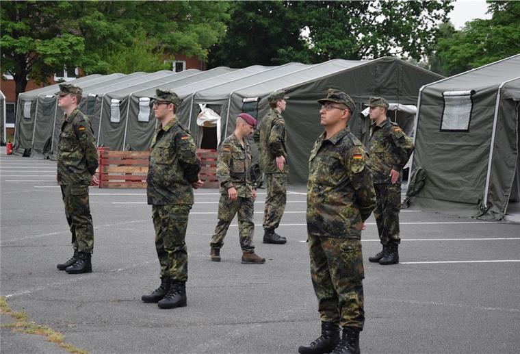 Der Formaldienst für Rekruten findet in der Kaserne Seedorf in Kleingruppen statt – wie hier auf dem Parkplatz vorm ehemaligen Kinosaal.