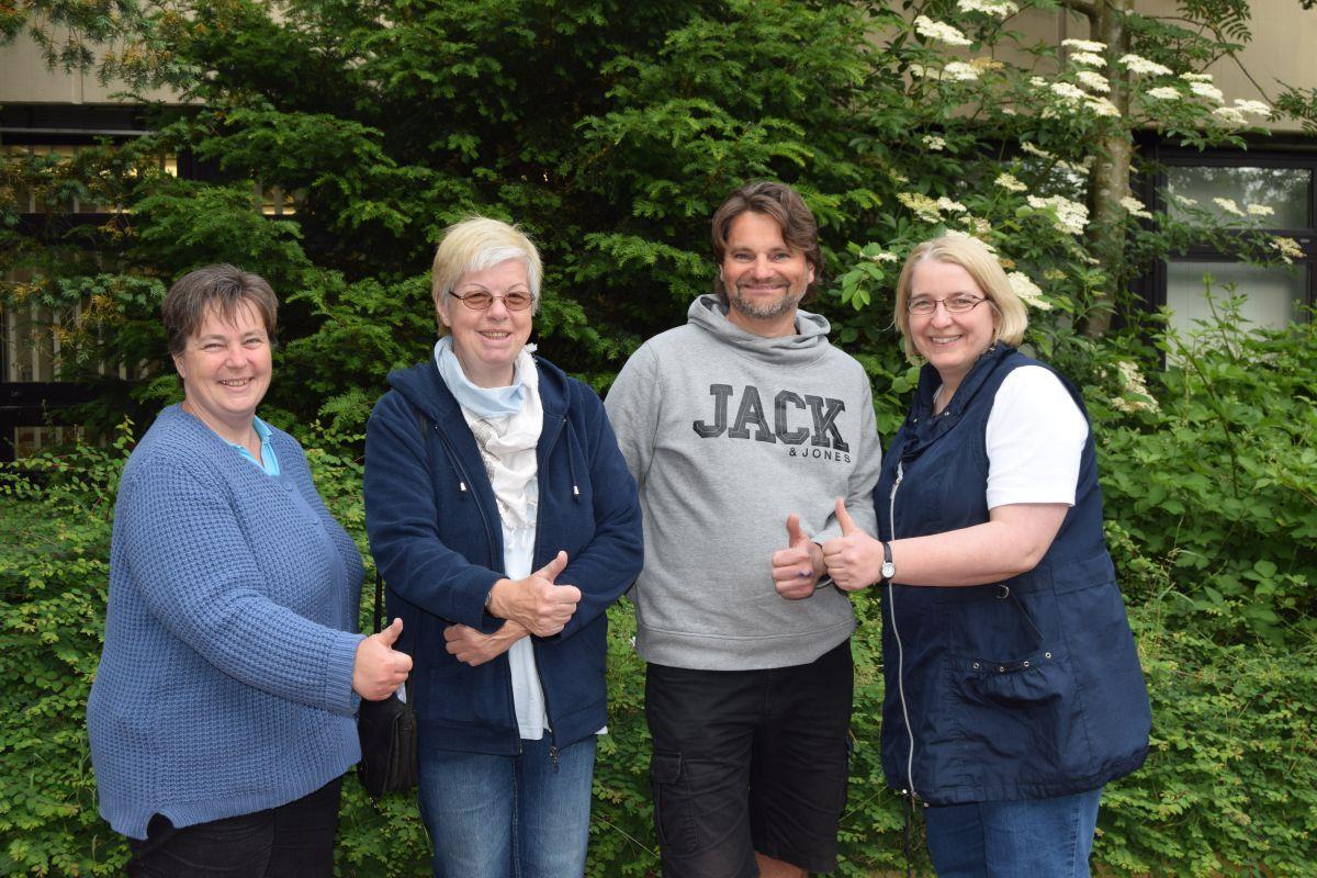 Der Fortbestand des Fördervereins der Oberschule Schiffdorf ist für mindestens zwei Jahre gesichert. Kassenwartin Anja Rittmeyer (von links), Schriftführerin Marit Kirsch und kommissarische Schulleiterin Maike Agit freuen sich, dass sie Gerhard Kluck für den Posten des Vorsitzenden gewinnen konnten.