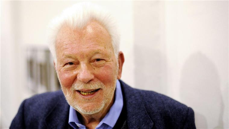 Der Fotograf Robert Lebeck lacht während eines Events.