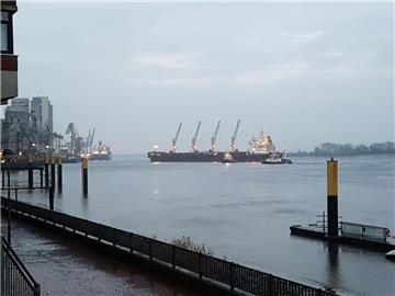 Der Frachter "Nautical Runa" sitzt vor Brake in der Weser fest. 