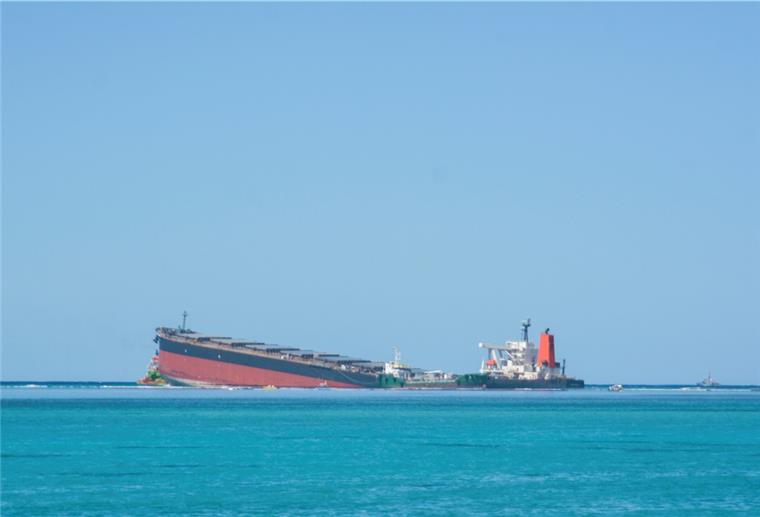 Havarierter Frachter vor Mauritius offenbar auseinandergebrochen Der Frachter „Wakashio“, der bereits am 25. Juli 2020 auf Grund lief, und vor der Ostküste von Mauritius im Indischen Ozean liegt, soll nun in zwei Teile zerbrochen sein.