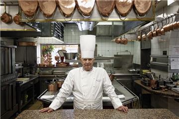 Der französische Spitzenkoch Paul Bocuse im März 2011 in der Küche seines Sternerestaurants "L_Auberge du Pont de Collonges".