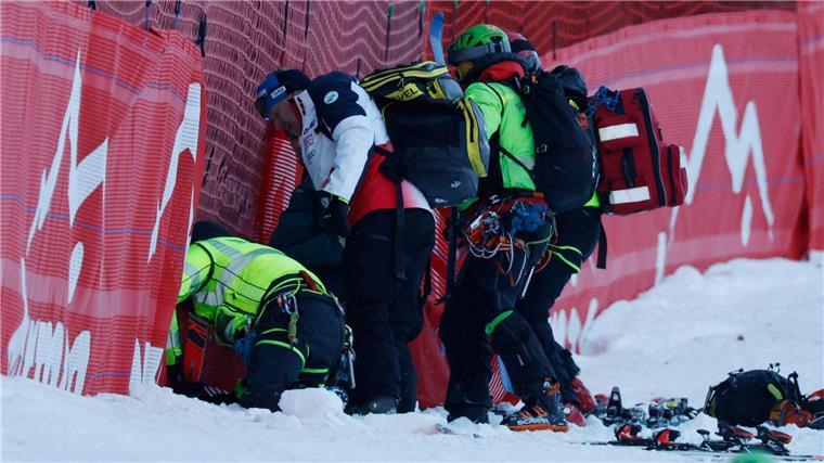 Nächster Sturz im Ski-Weltcup - Norweger siegt überraschend Der Franzose Cyprien Sarrazin musste nach seinem Trainingssturz in Bormio am Kopf operiert werden.