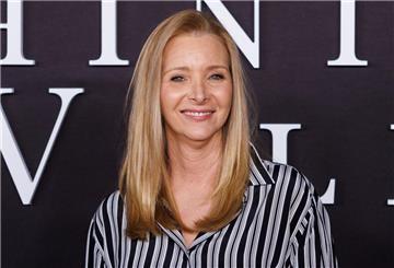 Der „Friends“-Star Lisa Kudrow ehrt ihren verstorbenen Schauspielkollegen Matthew Perry auf besondere Weise.