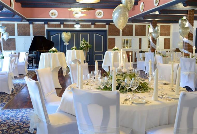 Speisesaal und festlich gedeckte Tische