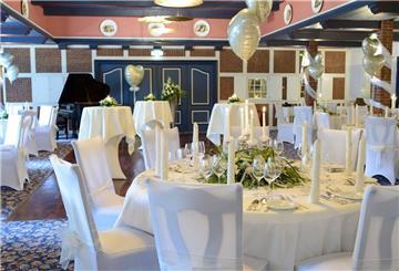 Speisesaal und festlich gedeckte Tische